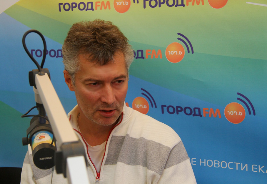 Рок арсенал. Ведущие навигатор на радио пилот. Семья евгения ройзмана. Новое радио утреннее шоу. Радио ск логотип.