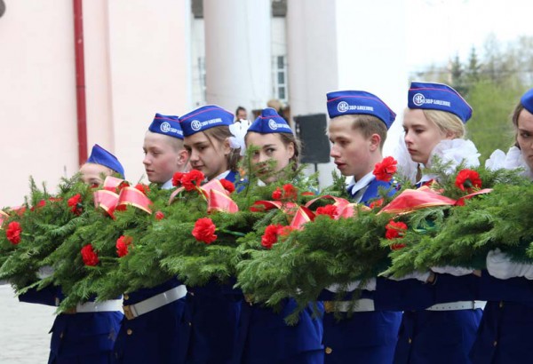 Депутаты поздравляют ветеранов с Днем Победы 