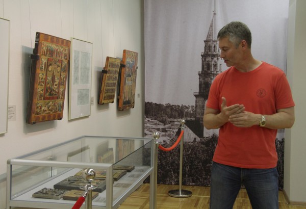 Авторская экскурсия Евгения Ройзмана на выставке иконописцев Богатыревых
