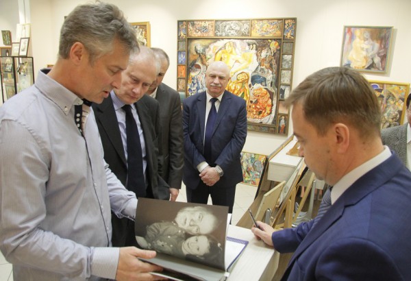 Евгений Ройзман пригласил консулов иностранных государств в музей Миши Брусиловского