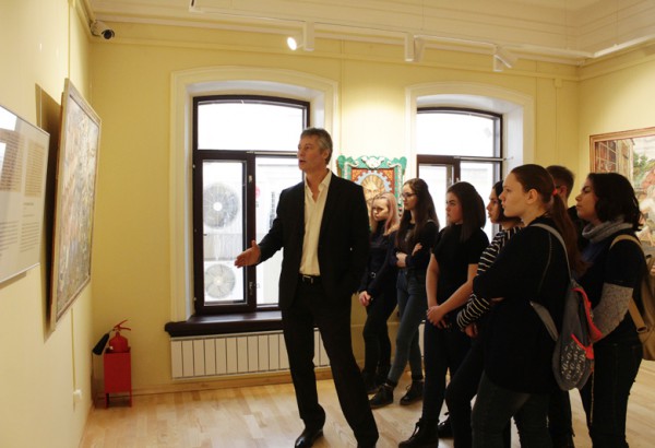 Глава Екатеринбурга провел экскурсию для школьников в Музее наивного искусства