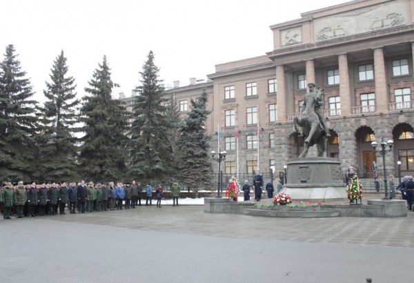 Депутаты возложили цветы к памятнику Георгия Жукова