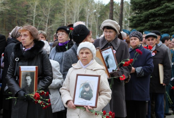Митинг памяти павших в Великой Отечественной войне. Мемориал на Широкореченском кладбище